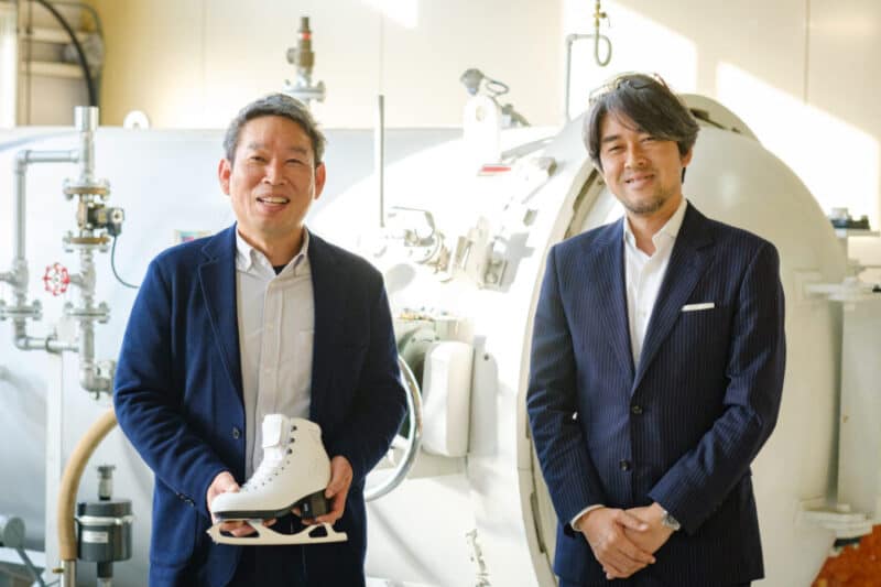 株式会社ティーワン 代表取締役の松本哲也氏（左）と溝田。
